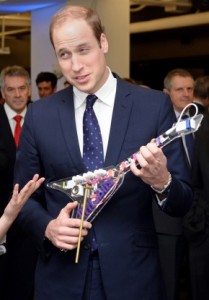 Princ William hraje na kytaru ze stavebnice LittleBits