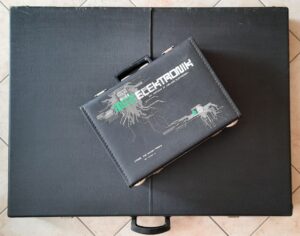 Srovnání stavebnic Dominoputer (velká) a MEZ Elektronik.